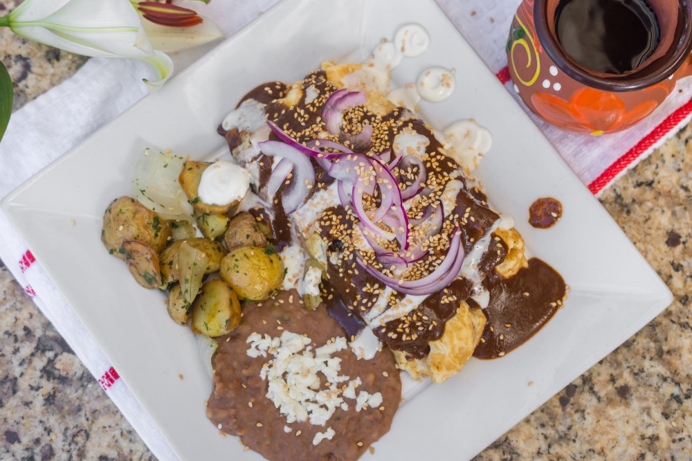 Omelette de Pollo con Mole Oaxaqueño
