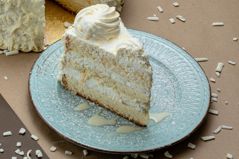 Rebanada de Pastel Tres Leches con Fruta