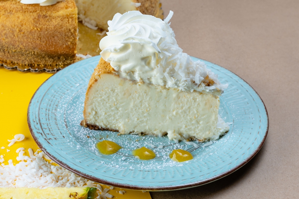 Rebanada de Pastel Queso con Piña y Coco