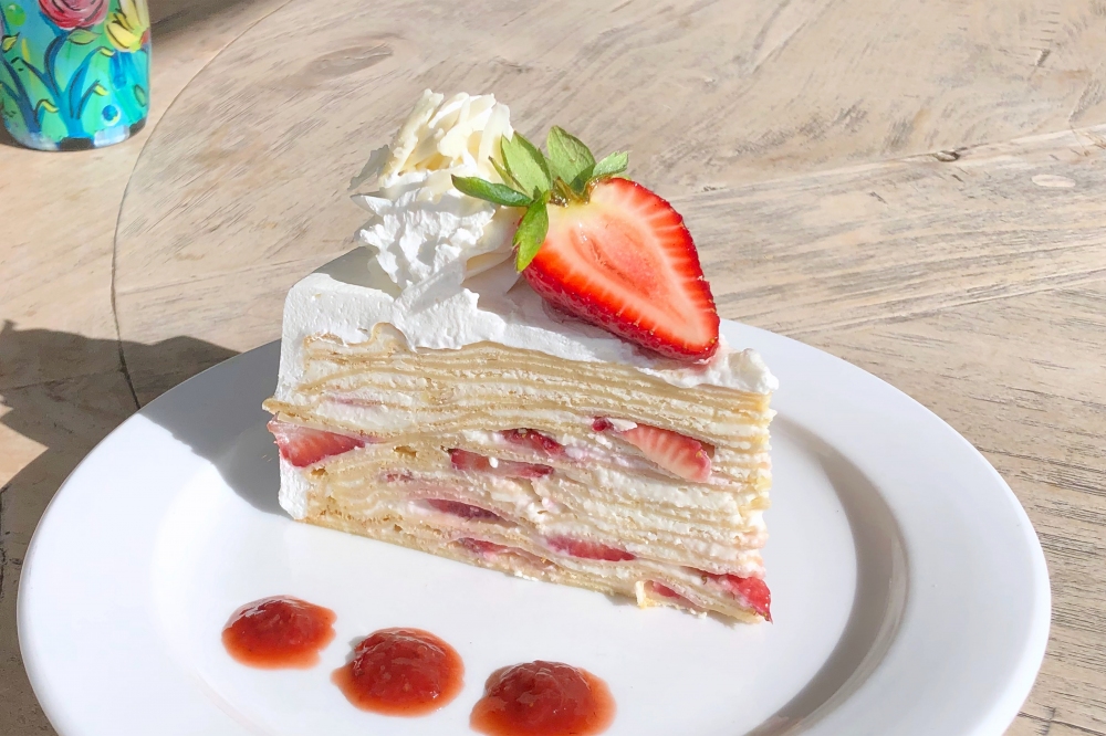 Rebanada de Pastel de Crepas con Fresa