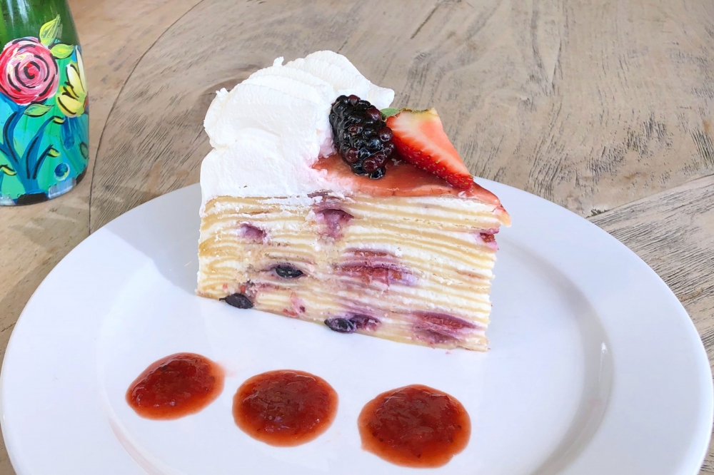 Rebanada de Pastel de Crepas con Frutos Rojos